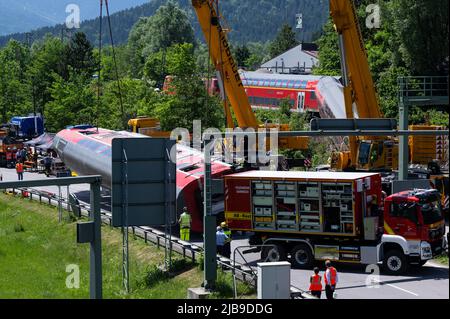 Garmisch Partenkirchen, Germany. 04th June, 2022. Rescue workers lifted one of the carriages after a serious train accident. At least four people were killed in the accident. A regional express derailed in the popular Upper Bavarian vacation region on its way from Garmisch to Munich. Credit: Sven Hoppe/dpa/Alamy Live News Stock Photo