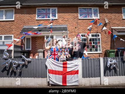 Steve Edge (right) with his wife Lyndsey Edge and two children Jess Edge (left) and Lucy Edge (2nd left) at a Jubilee Street Party in Trafford, Manchester, on day three of the Platinum Jubilee celebrations for Queen Elizabeth II. Picture date: Saturday June 4, 2022. Stock Photo