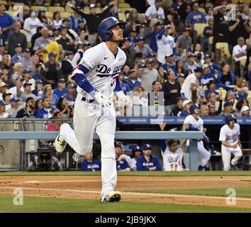 Los Angeles, USA. 04th June, 2022. Los Angeles Dodgers Zach McKinstry lines  a two-run home run into the right-field pavilion off New York Mets starting  pitcher Chris Bassitt, a key blow in