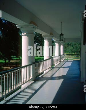 EXT-GALERIA PORTICADA DE LA MANSION CONSTRUIDA EN 1840 EN ESTILO NEOCLASICO PARA J.S.PRESTON. Location: PLANTACION HOUMAS HOUSE. BATON ROUGE-LUISIANA. Stock Photo