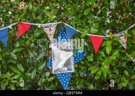 Merton Park, London, UK. 4 June 2022. Platinum Jubilee decorations on Aylward Road for the street party taking place on 5th June. Credit: Malcolm Park/Alamy Live News Stock Photo