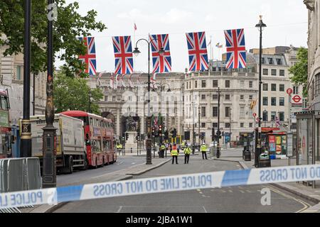 Police deal with a suspicious package in Trafalgar Square and cordon off the area to carry out a controlled explosion. London - 4th June 2022 Stock Photo
