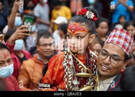 Kathmandu, NE, Nepal. 4th June, 2022. Living Goddess Kumari observes Bhoto Jatra during Rato Machhindranath Chariot Festival in Lalitpur district, Kathmandu, Nepal on June 4, 2022. (Credit Image: © Aryan Dhimal/ZUMA Press Wire) Stock Photo