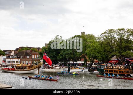 Windsor, UK. 4th June, 2022. Gloriana, the Queen's Row Barge, passes Windsor Castle at the head of the Platinum Jubilee Flotilla to mark Queen Elizabeth II's Platinum Jubilee. Windsor is hosting a series of Platinum Jubilee celebrations over the Jubilee Bank Holiday weekend. Credit: Mark Kerrison/Alamy Live News Stock Photo