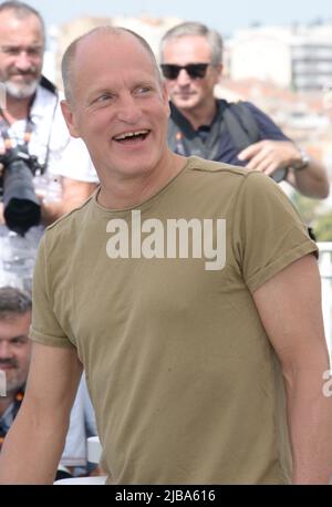 May 22, 2022, CANNES, France: CANNES, FRANCE - MAY 22: Woody Harrelson attends the photocall for ''Triangle Of Sadness'' during the 75th annual Cannes film festival at Palais des Festivals on May 22, 2022 in Cannes, France. (Credit Image: © Frederick Injimbert/ZUMA Press Wire) Stock Photo