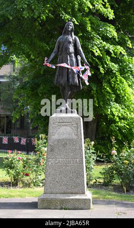 04/06/2022 Gravesend UK A Princess’ tribute to a Queen. Gravesend’s iconic Princess Pocahontas statue located in St. George’s Church gardens has been Stock Photo