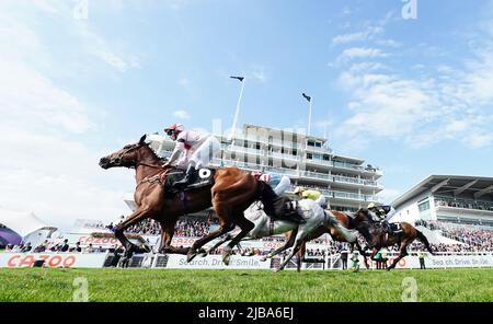 Runners and riders during the World Pool Northern Dancer Handicap on Derby Day during the Cazoo Derby Festival 2022 at Epsom Racecourse, Surrey. Picture date: Saturday June 4, 2022. Stock Photo