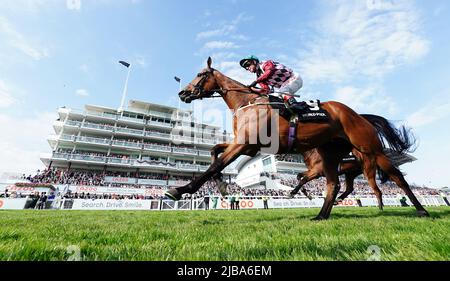 Runners and riders during the World Pool Northern Dancer Handicap on Derby Day during the Cazoo Derby Festival 2022 at Epsom Racecourse, Surrey. Picture date: Saturday June 4, 2022. Stock Photo