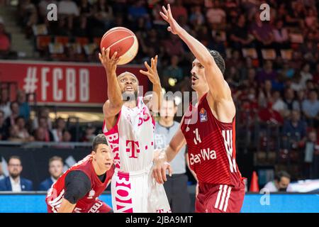 Munich, Germany. 04th June, 2022. Basketball: Bundesliga, championship round, semifinals, Matchday 3, FC Bayern München - Telekom Baskets Bonn at the Audi Dome. Parker Jackson-Cartwright (M) of Telekom Baskets Bonn and Nihad Dedovic (r) of FC Bayern fight for the ball. Credit: Ulrich Gamel/Kolbert-Press/dpa/Alamy Live News Stock Photo