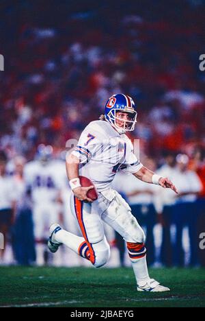 John Elway of the Denver Broncos holds up the Vince Lombardi Trophy after  winning Super Bowl XXXII on 1/25/98 in San Diego, CA Broncos 31, Packers 24  Stock Photo - Alamy