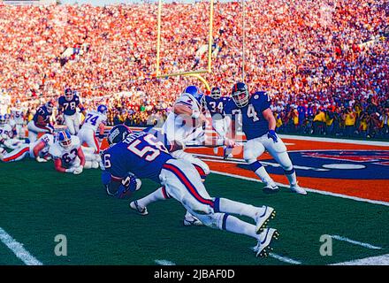 John Elway, Denver Broncos quarterback being grabed by Lawrence Taylor, NY  Giants in 1997 Superbowl Stock Photo - Alamy