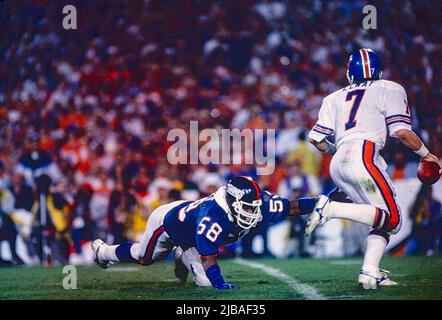 John Elway of the Denver Broncos holds up the Vince Lombardi trophy after winning  Super Bowl XXXII on 1/25/98 in San Diego, CA Broncos 31, Packers 24 Stock  Photo - Alamy