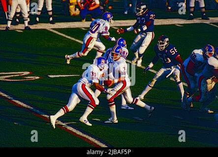 Lawrence Taylor New York Giants-56 on defense during the 1987 Superbowl  Stock Photo - Alamy