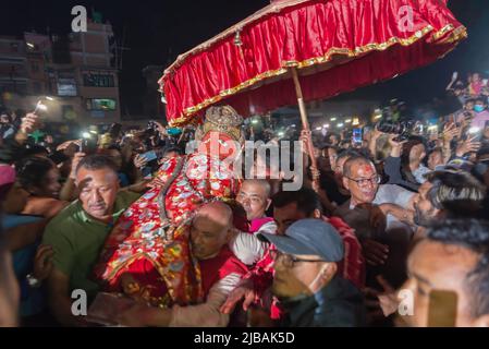 Lalitpur, Nepal. 04th June, 2022. Devotees carry the idol into the temple during the festival. On the last day of Machhindranath Jatra, devotees take the idols of Rato (red) Machhindranath god on its chariot to the temple in Bungamati. Credit: SOPA Images Limited/Alamy Live News Stock Photo