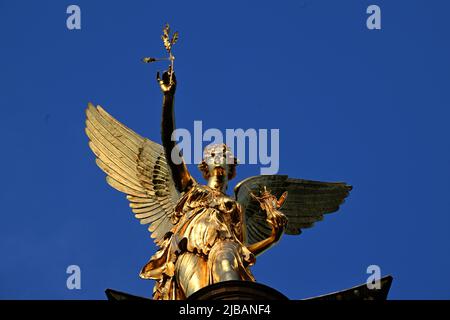 Munich, Germany. 04th June, 2022. The Friedensengel shines in the sunshine against a blue sky. With warm temperatures and sunshine, summer will soon be upon us in the state capital. Credit: Felix Hörhager/dpa/Alamy Live News Stock Photo