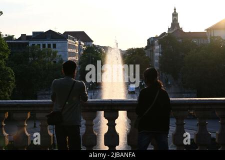 Munich, Germany. 04th June, 2022. Maju and Rupali stand on a parapet at the Friedensengel and look into the sunset. With warm temperatures and sunshine, it will soon be summer in the state capital. Credit: Felix Hörhager/dpa/Alamy Live News Stock Photo