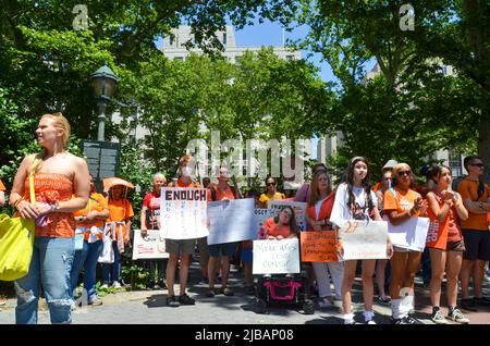 New York, New York, USA. 4th June, 2022. New Yorkers are seen holding signs before marching across the Brooklyn Bridge, New York City to speak up in support of survivors and gun violence prevention, on June 4, 2022. (Credit Image: © Ryan Rahman/Pacific Press via ZUMA Press Wire) Stock Photo