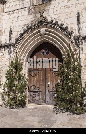 Eglise fortifiée Saint astier - Porte décorée Stock Photo