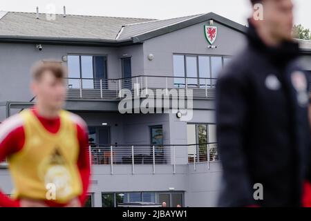 PONTYCLUN, WALES - 04 JUNE 2022: FAW office during a training session at the vale resort ahead of the 2022 FIFA World Cup play-off final v Ukraine at the Cardiff City Stadium on the 5th of June.  (Pic by John Smith/FAW) Stock Photo