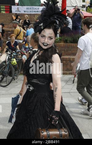 Festivalbesucher beim 29. Wave-Gotik-Treffen. Leipzig, 04.06.2022 Stock Photo