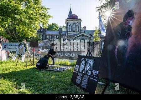 Toronto, Canada. 04th June, 2022. People put candles down on the ground. People gather for a Tiananmen Square vigil in front of a memorial statue at University of Torontoís Hart House in Toronto. (Photo by Katherine Cheng/SOPA Images/Sipa USA) Credit: Sipa USA/Alamy Live News Stock Photo