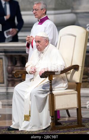 Vatican, Vatican. 05th June, 2022. Italy, Rome, Vatican, 22/06/5 Pope Francis attends Pentecost Mass celebrated by Italian Cardinal Giovanni Battista Re at St. Peter's Basilica in The Vatican . Photograph by Vatican Media Catholic Press Photo. RESTRICTED TO EDITORIAL USE - NO MARKETING - NO ADVERTISING CAMPAIGNS Credit: Independent Photo Agency/Alamy Live News Stock Photo