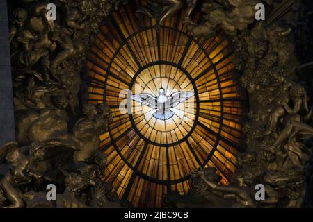 Vatican, Vatican. 05th June, 2022. Italy, Rome, Vatican, 22/06/5 Pope Francis attends Pentecost Mass celebrated by Italian Cardinal Giovanni Battista Re at St. Peter's Basilica in The Vatican . Photograph by Vatican Media Catholic Press Photo. RESTRICTED TO EDITORIAL USE - NO MARKETING - NO ADVERTISING CAMPAIGNS Credit: Independent Photo Agency/Alamy Live News Stock Photo