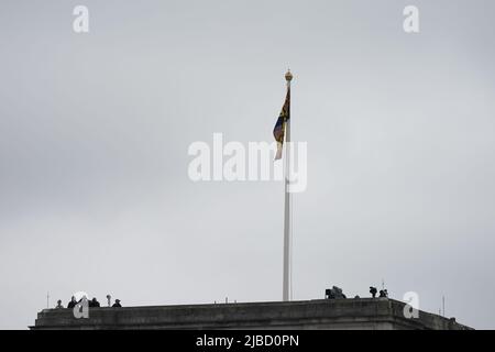 The Royal Standard flies above Buckingham Palace, meaning Queen Elizabeth II is in the building, during the Platinum Jubilee Pageant in front of Buckingham Palace, London, on day four of the Platinum Jubilee celebrations. Picture date: Sunday June 5, 2022. Stock Photo