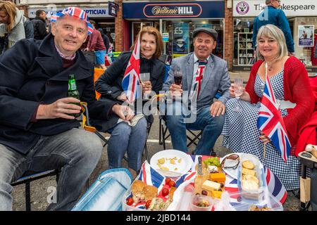 Alcester, Warwickshire, UK. 5th June, 2022. Hundreds of people enjoyed a large street party in Alcester, Warwickshire today as part of the Platinum Jubilee celebrations. Credit: AG News/Alamy Live News Stock Photo