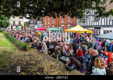 Alcester, Warwickshire, UK. 5th June, 2022. Hundreds of people enjoyed a large street party in Alcester, Warwickshire today as part of the Platinum Jubilee celebrations. Credit: AG News/Alamy Live News Stock Photo