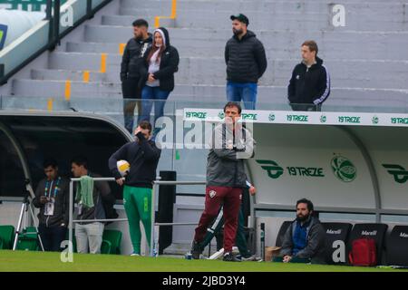 Caxias Do Sul, Brazil. 05th June, 2022. RS - Caxias do Sul - 06/05/2022 - BRAZILIAN TO 2022, YOUTH X FLUMINENSE. Fernando Diniz, Fluminense coach, guides the team in the match against Juventude, at Alfredo Jaconi Stadium, for the 2022 Brazilian Championship. Photo: Luiz Erbes/AGIF/Sipa USA Credit: Sipa USA/Alamy Live News Stock Photo