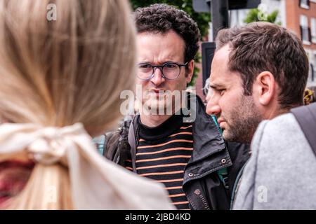 Epsom Surrey, London UK, June 04 2022, Young Man Talking With A Group Of Friends Stock Photo