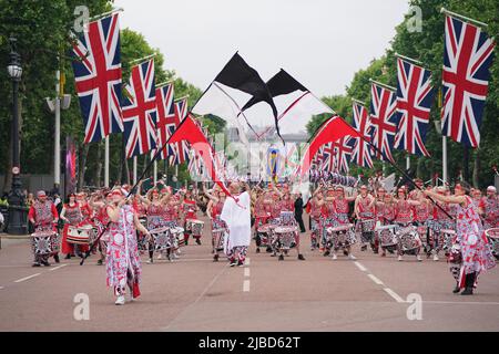 Drummers during the Platinum Jubilee Pageant in front of Buckingham Palace, London, on day four of the Platinum Jubilee celebrations. Picture date: Sunday June 5, 2022. Stock Photo