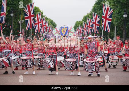 Drummers during the Platinum Jubilee Pageant in front of Buckingham Palace, London, on day four of the Platinum Jubilee celebrations. Picture date: Sunday June 5, 2022. Stock Photo