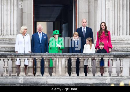 EDITORIAL USE ONLY The Duchess of Cornwall, the Prince of Wales, Queen Elizabeth II, Prince George, the Duke of Cambridge, Princess Charlotte, Prince Louis, and the Duchess of Cambridge appear on the balcony of Buckingham Palace at the end of the Platinum Jubilee Pageant, on day four of the Platinum Jubilee celebrations, London. Picture date: Sunday June 5, 2022. Stock Photo