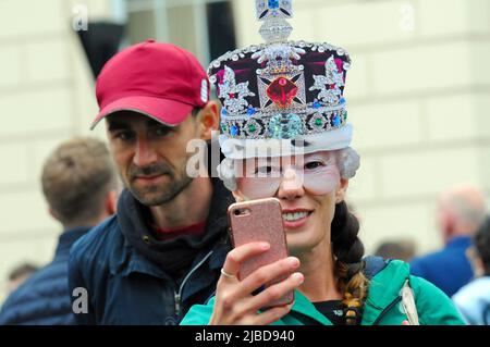 London, UK. 5th June, 2022. Large crowd turn out in Trafalgar Square to watch the platinum jubilee pageant. Credit: JOHNNY ARMSTEAD/Alamy Live News Stock Photo