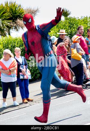 Eastbourne, UK. 4th June 2022. Crowds gather in bright sunshine  along the seafront of this popular seasidetown to enjoy the Eastbourne Carnival Stock Photo