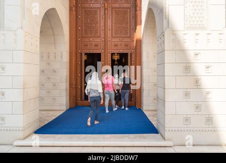 Muscat, Oman, Middle East - February 10, 2020: Tourists visiting the Sultan Qaboos Grand Mosque in Muscat. Oman tour. Stock Photo