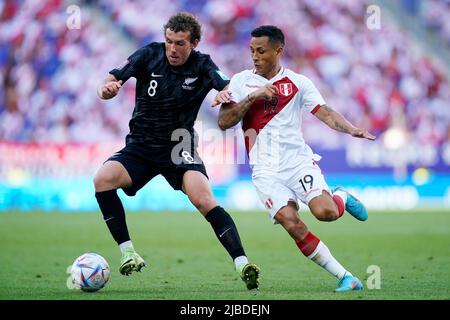 Barcelona, Spain. June 5, 2022, Joe Bell of  New Zealand and Yoshimar Yotun of Peru during the friendly match between Peru and New Zealand played at RCDE Stadium on June 5, 2022 in Barcelona, Spain. (Photo by Bagu Blanco / PRESSINPHOTO) Stock Photo