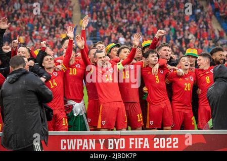 Wales, UK. 05/06/2022, Wales’ players celebrate qualifying for the World Cup finals  CARDIFF, WALES - 5th JUNE 2022: during the 2022 FIFA World Cup European Play Off Final fixture between Wales & Ukraine at the Cardiff City Stadium. (Pic by Andrew Dowling) Stock Photo