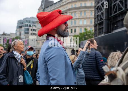 Westminster, London, UK. 5 June 2022. Royal fans congregate in the Mall and Trafalgar Square near Buckingham Palace to celebrate Her Majesty Queen Elizabeth II Platinum Jubilee. This is a weekend marking The Queen’s 70 years reign. Royalist fan watches the celebrations in the Mall. Stock Photo