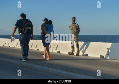 Yucatan, Mexico City, Mexico. 4th June, 2022. People walking on the pier of Arcos during the sunset over the sea 2022, as part of the celebration of the day of the Navy. On June 4, 2022 in Yucatan, Mexico. (Credit Image: © Mariana GutiéRrez/eyepix via ZUMA Press Wire) Stock Photo
