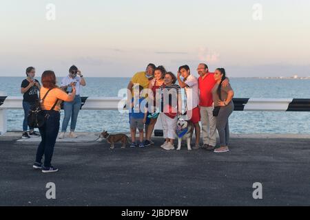 Yucatan, Mexico City, Mexico. 4th June, 2022. People walking on the pier of Arcos during the sunset over the sea 2022, as part of the celebration of the day of the Navy. On June 4, 2022 in Yucatan, Mexico. (Credit Image: © Mariana GutiéRrez/eyepix via ZUMA Press Wire) Stock Photo