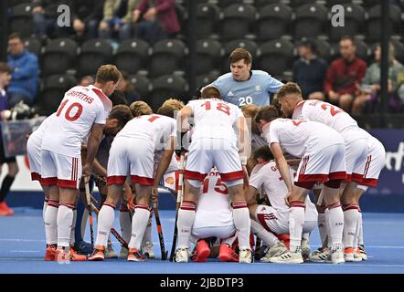 Stratford, United Kingdom. 05th June, 2022. England V Netherlands Mens FIH Pro League. Lee Valley Hockey centre. Stratford. the England team huddle during the England V Netherlands Mens FIH Pro League hockey match. Credit: Sport In Pictures/Alamy Live News Stock Photo