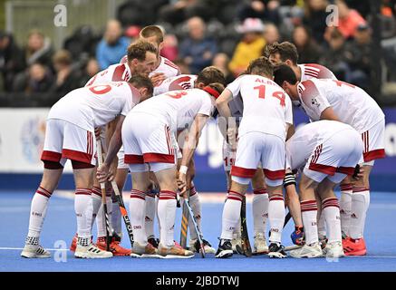 Stratford, United Kingdom. 05th June, 2022. England V Netherlands Mens FIH Pro League. Lee Valley Hockey centre. Stratford. England huddle during the England V Netherlands Mens FIH Pro League hockey match. Credit: Sport In Pictures/Alamy Live News Stock Photo
