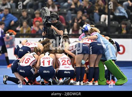 Stratford, United Kingdom. 05th June, 2022. England V Netherlands Womens FIH Pro League. Lee Valley Hockey centre. Stratford. The England huddle during the England V Netherlands Womens FIH Pro League hockey match. Credit: Sport In Pictures/Alamy Live News Stock Photo