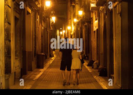 Arenys de Mar, Barcelona, Spain. 5th June, 2022. A couple walks down an alley in Arenys de Mar, Barcelona, Spain. (Credit Image: © Matias Basualdo/ZUMA Press Wire) Stock Photo