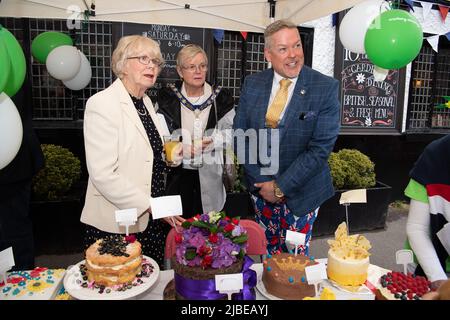 Cookham, Berkshire, UK. 5th June, 2022. Residents and their families and friends were having plenty of fun at the Cookham Jubilee Street Party today in Berkshire. They were joined by Actress Wendy Craig (left), Actor and Journalist Ross Kemp plus Mayor of the Royal Borough of Windsor and Maidenhead, Cllr Christine Bateson who did the judging of the best cake. The cakes were then sold off to raise money for the Thames Hospice charity. Credit: Maureen McLean/Alamy Live News Stock Photo