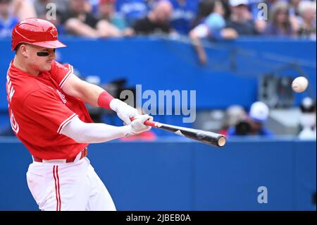 St. Petersburg, FL. USA; Tampa Bay Rays shortstop Wander Franco (5) tracks  down a shallow pop fly hit by Minnesota Twins relief pitcher Joe Smith (38  Stock Photo - Alamy