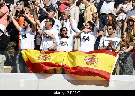 Paris, France - 05/06/2022, Spectators (fans, supporters) show their support for Spain's Rafael Nadal with Spanish flags and 'Vamos Rafa' written on their tee-shirt during the French Open final between Rafael Nadal and Casper Ruud, Grand Slam tennis tournament on June 5, 2022 at Roland-Garros stadium in Paris, France - Photo: Victor Joly/DPPI/LiveMedia Stock Photo